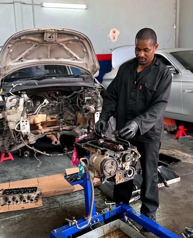 Mécanicien travaillant sur une voiture